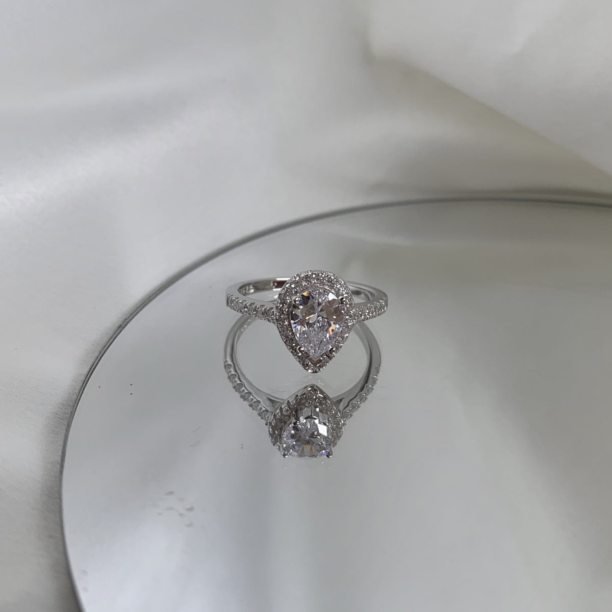 Duchesse Pear Ring