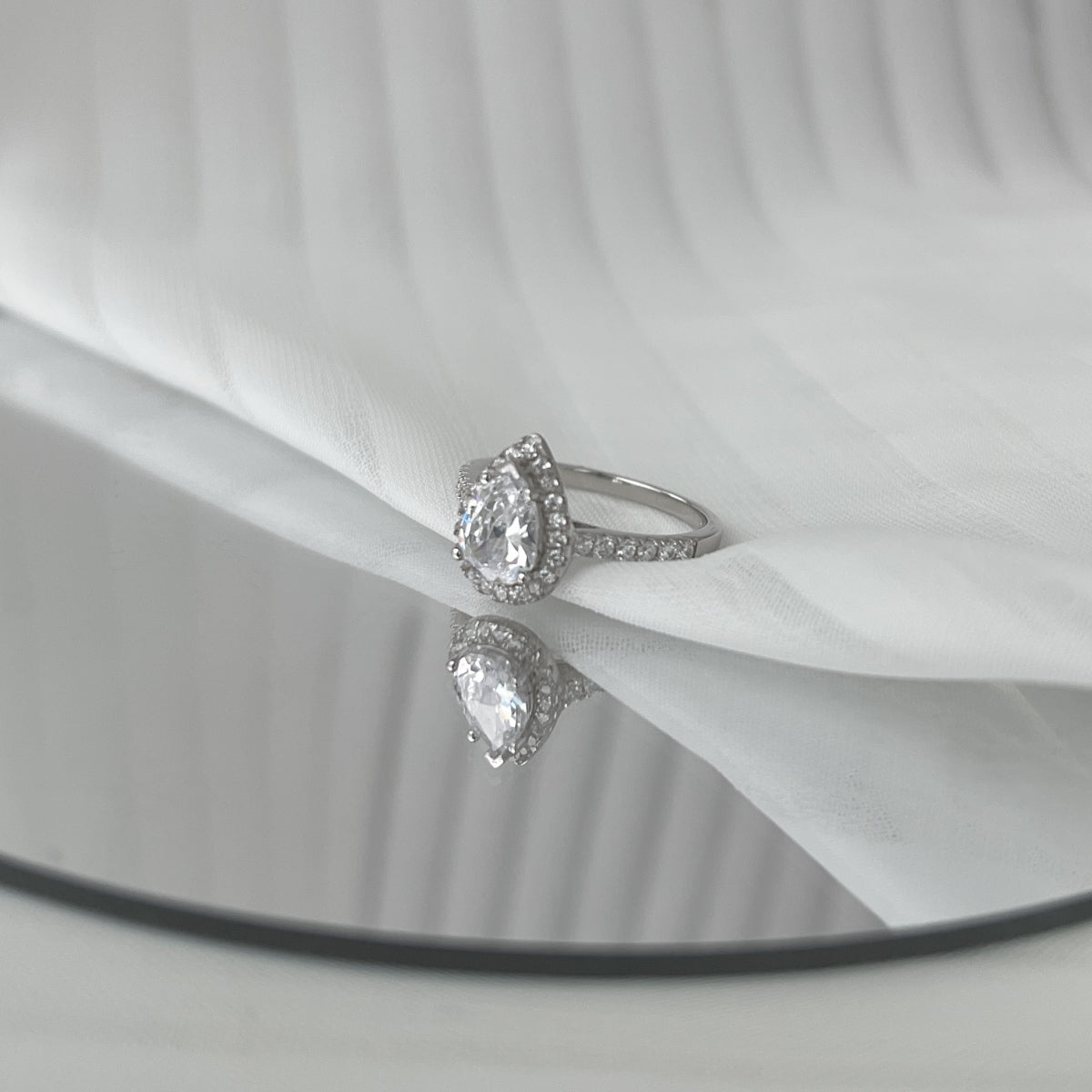 Duchesse Pear Ring